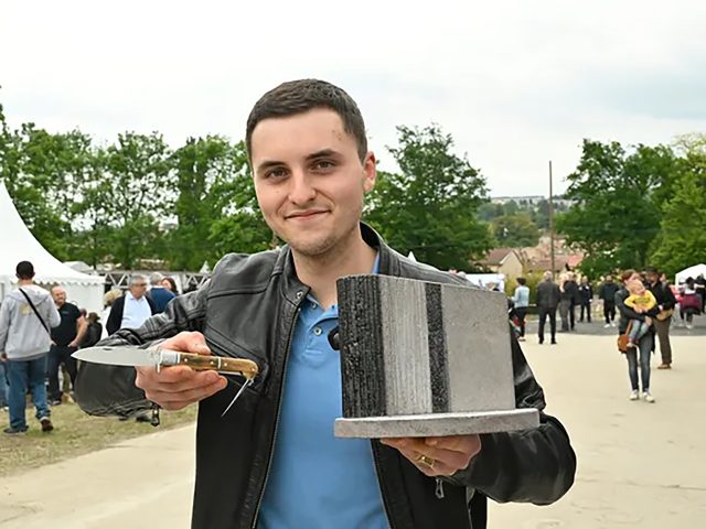 Un coutelier puydômois de 21 ans remporte le prix Coutellia à Thiers.